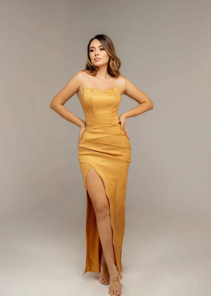 Vestido en tafetán dorado strapless con pliegues y abertura lateral