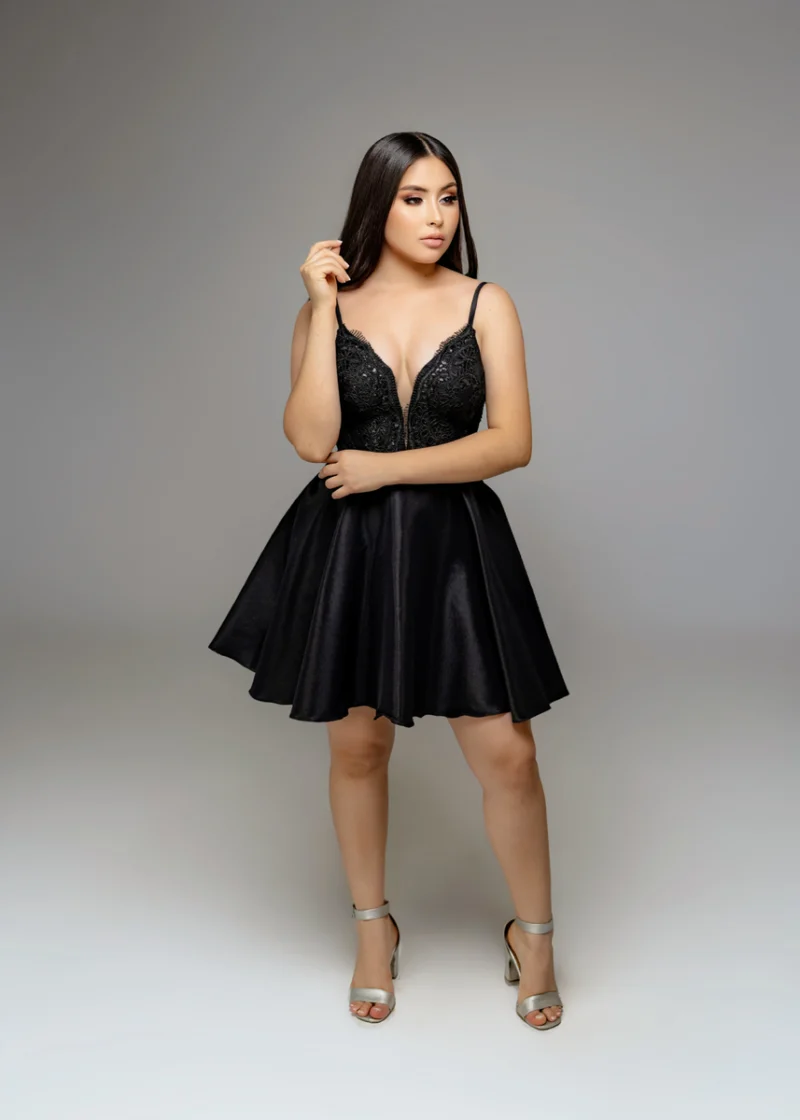 Vestido negro triangulo profundo bordado