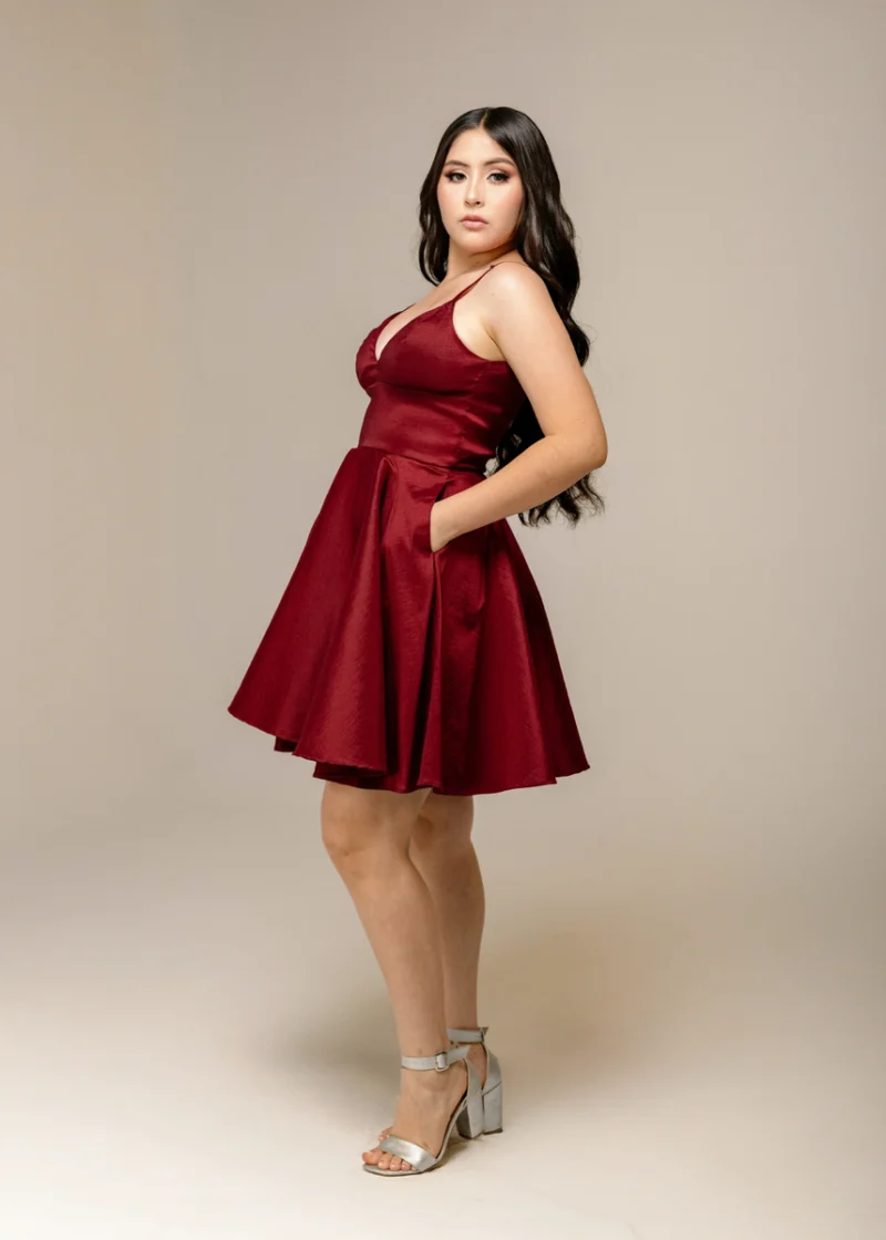 Vestido en tafeta copa triangulo Vinotinto