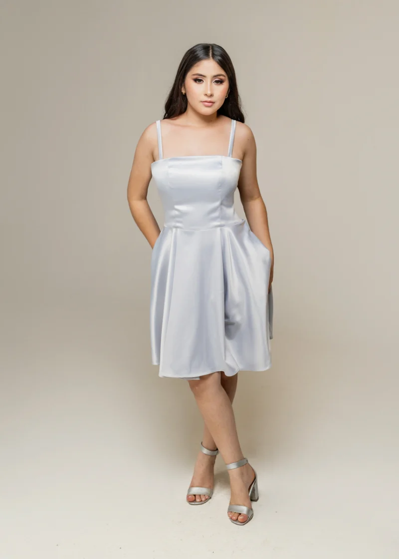 Vestido plateado corto estraple en razo