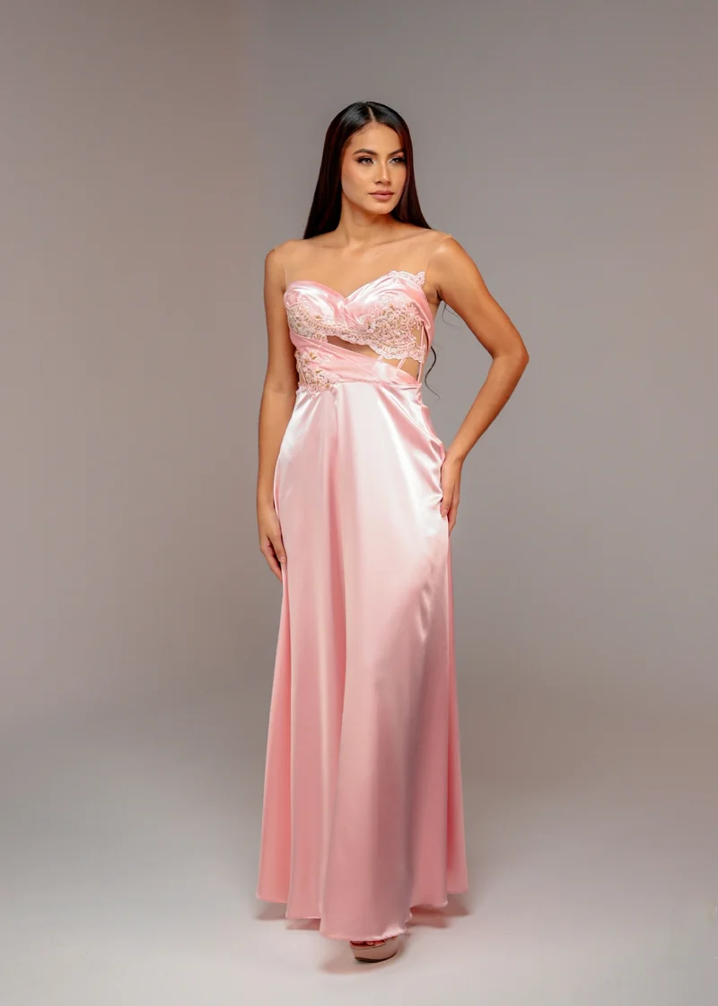 Vestido Rosado en seda bordado en chantilly