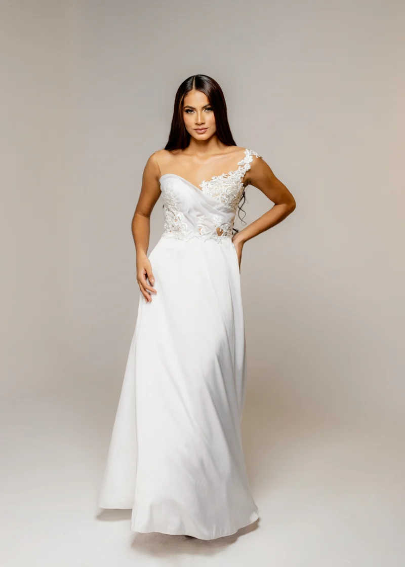 Vestido Blanco en seda bordado en chantilly