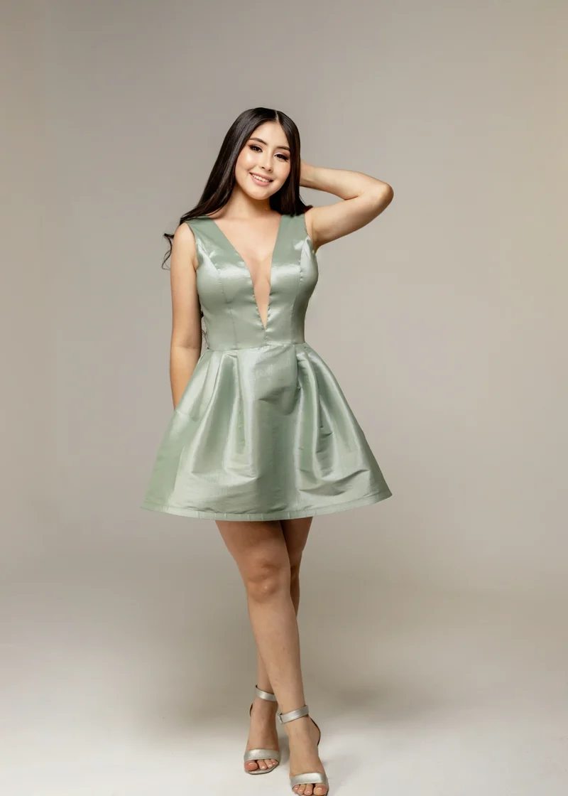 Vestido verde corto en tafeta falda con pliegues