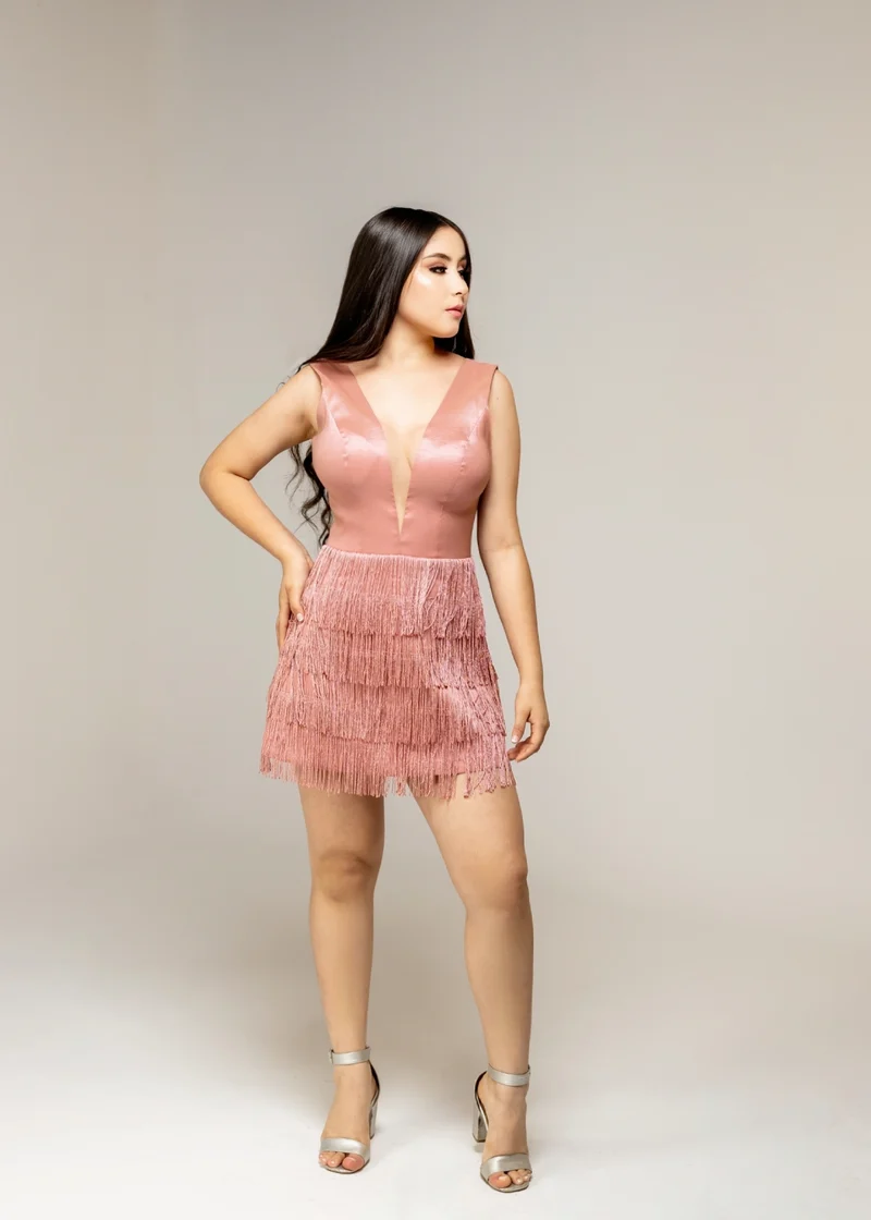Vestido de flecos palo rosa en tafeta