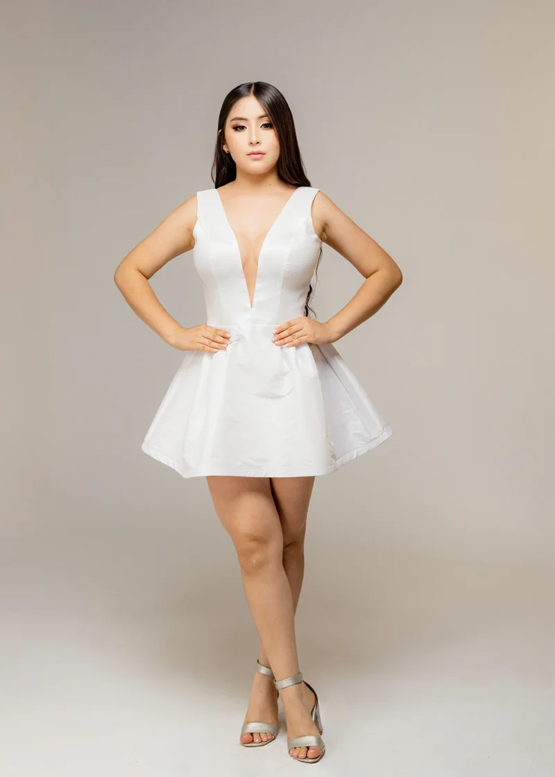 Vestido blanco en tafeta falda con pliegues